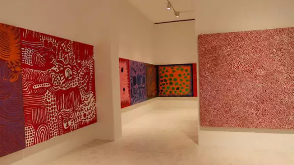 Se espera que sea un éxito debido al gran interés que se ha generado en torno a la vida y obra de la artista viva más célebre de Japón.