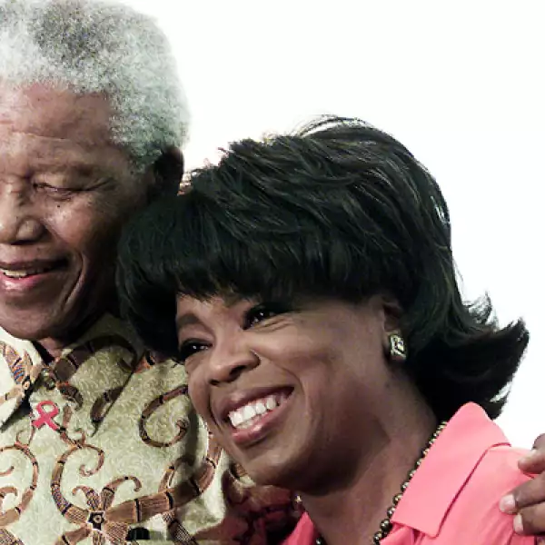 La lucha pacífica de Mandela contra al apartheid, por la cual pasó 27 años entre las rejas, y su liderazgo hacia una de las transiciones más importantes en Sudáfrica no escapó del cine. Entre las películas que se hicieron de este personaje se encuentran I