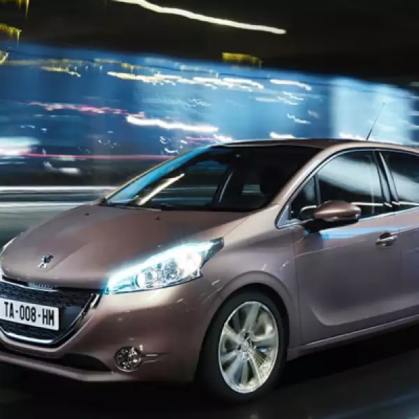 La firma francesa presentó la nueva generación de su exitoso subcompacto, que ahora se denomina 208.