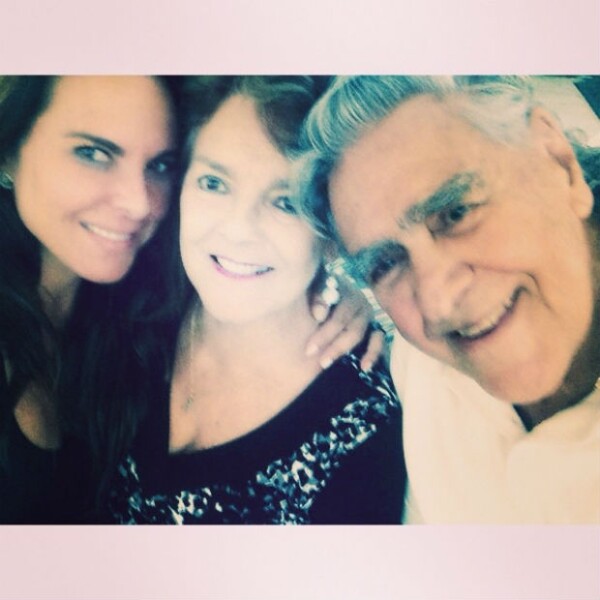 La actriz con sus papás, Kate y Eric del Castillo.