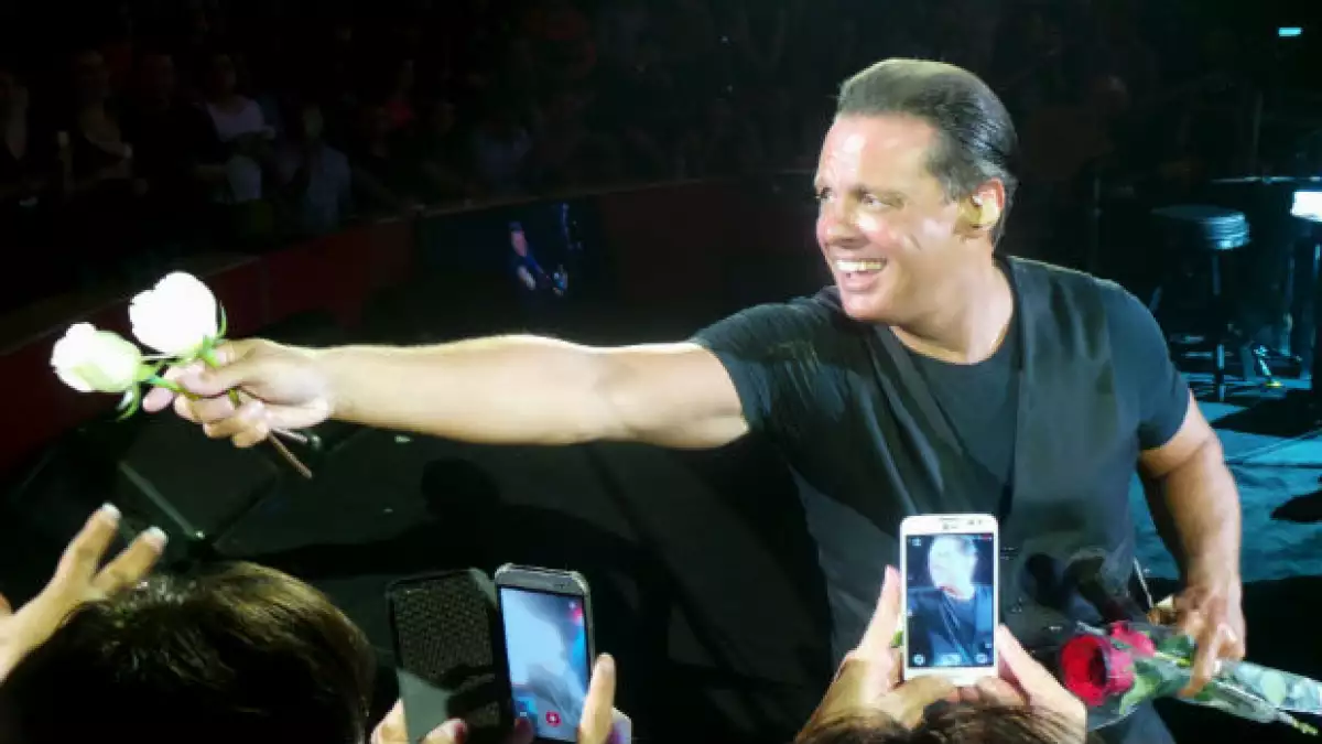 Un romántico Luis Miguel regaló rosas a sus fans.