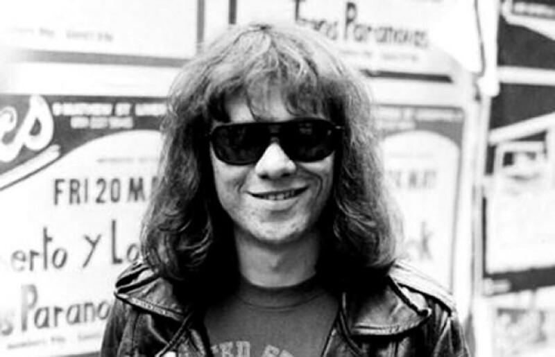 Tommy era el último de los sobrevivientes de la banda y falleció ayer a los 62 años de edad, aquí en su juventud.