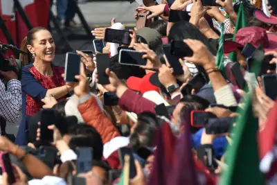 En la imagen, la presidenta Claudia Sheinbaum con simpatizantes.