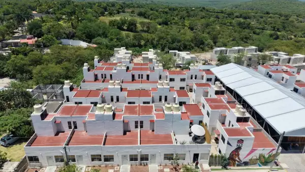 Toma aérea de las viviendas del bienestar entregadas hoy a habitantes de dicha entidad por parte del gobierno federal.