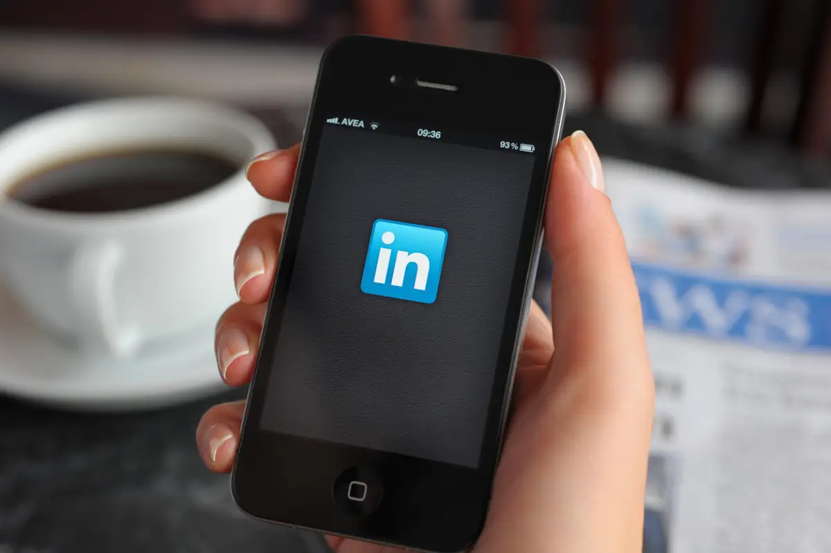 Demandan a LinkedIn por dar información de clientes para modelos de IA