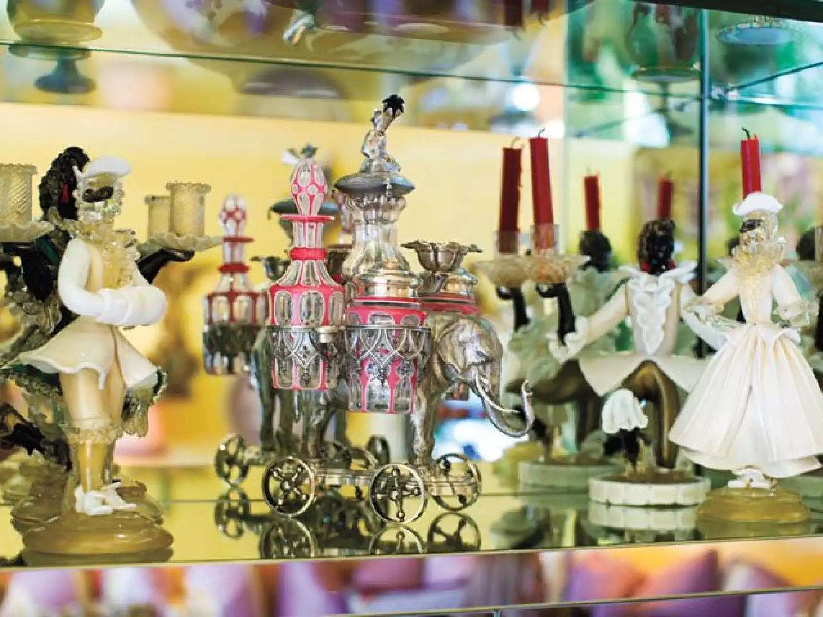 TRASCENDIENDO MILENIOS. La que nació coleccionista ha recopilado piezas tan antiguas como ésta, de 1890, hecha de plata y cristal.