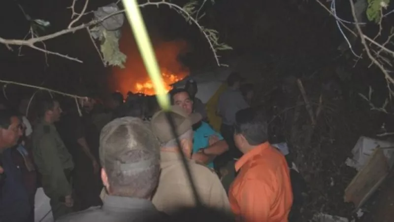 Rescatistas se acercan a un avión accidentado en Cuba