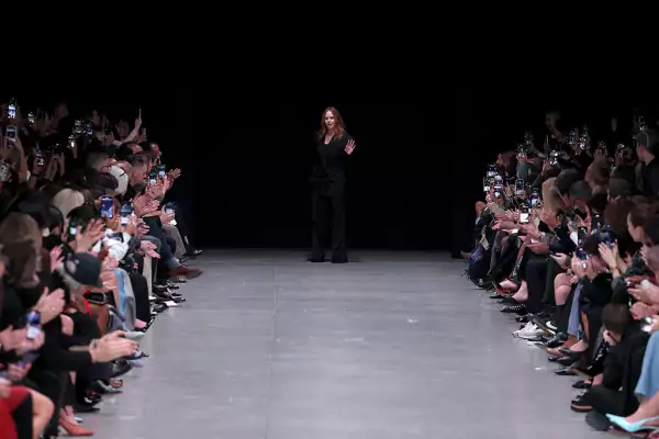 Stella McCartney, en el desfile Paris Fashion Week SS-26