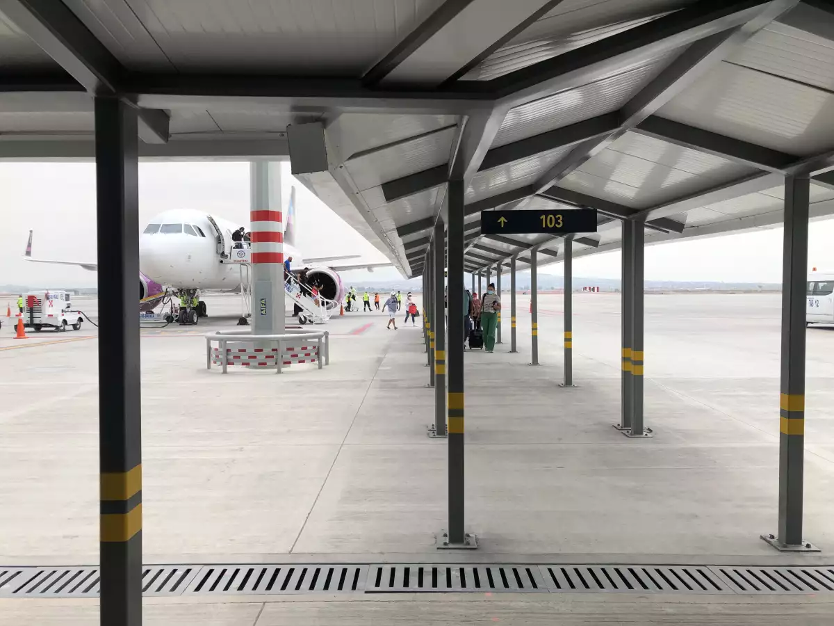 Descenso de Cancún en el AIFA por escaleras