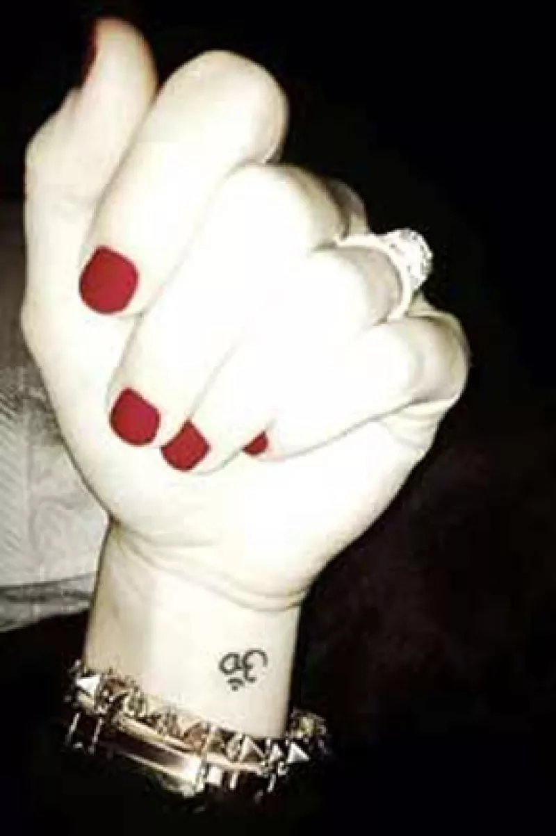 La cantante y actriz subió una foto a su cuenta de Twitter donde muestra su nuevo grabado en la muñeca izquierda.