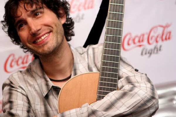 Platicamos con Benny Ibarra durante el concierto que ofreció en El Depa Coca Cola.