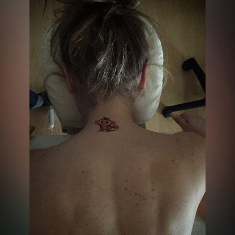 Tras ser "tatuada", Thalía se dejó hacer un masaje para relajarse luego de una divertida tarde con sus hijos.