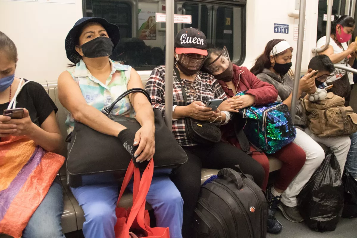 Estaciones del Metro de la línea 1 con poca gente, debido a que seguimos en la Capital, con semáfoto naranja, autoridades capitalinas siguen pendientes de la "nueva normalidad".