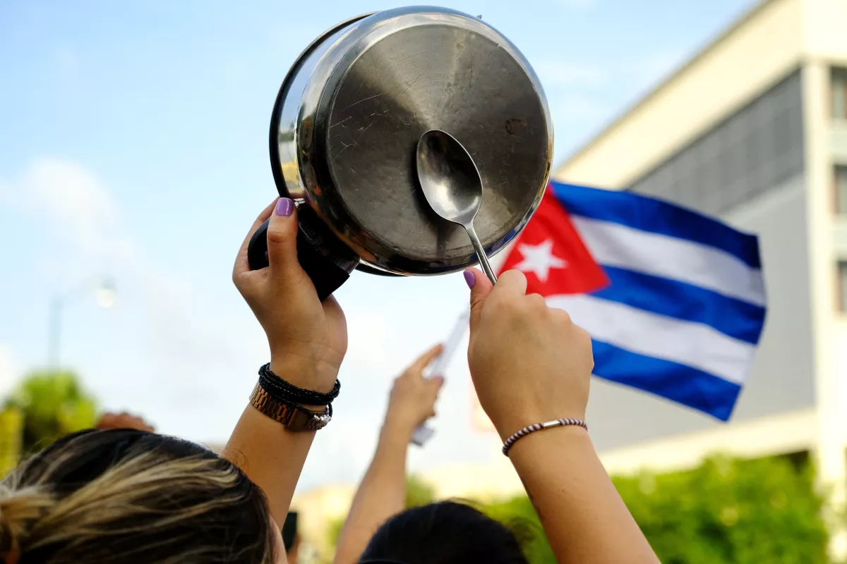 Un manifestante sostiene una olla en una manifestación en solidaridad con las protestas en Cuba en la Pequeña Habana en Miami, Florida, el 12 de julio de 2021. 