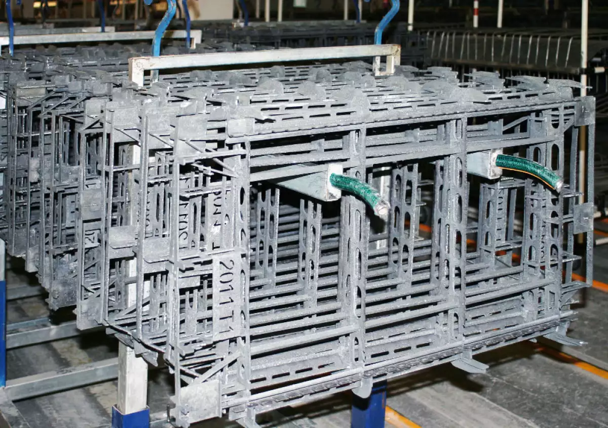 FORMACI�N. Las laminas de aluminio liso y corrugado se ensamblan en un molde (panal). Foto: Ivet Rodr�guez
