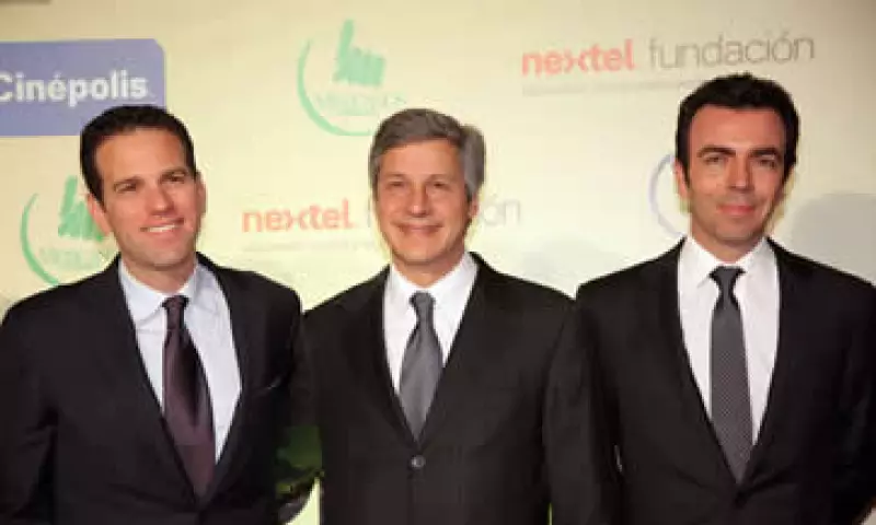 Carlos Loret, codirector de la película sobre la educación en México, Claudio X. González y Alejandro Ramírez, director general de Cinépolis. (Foto: Cortesía Quién / Luis Ortiz Vargas)