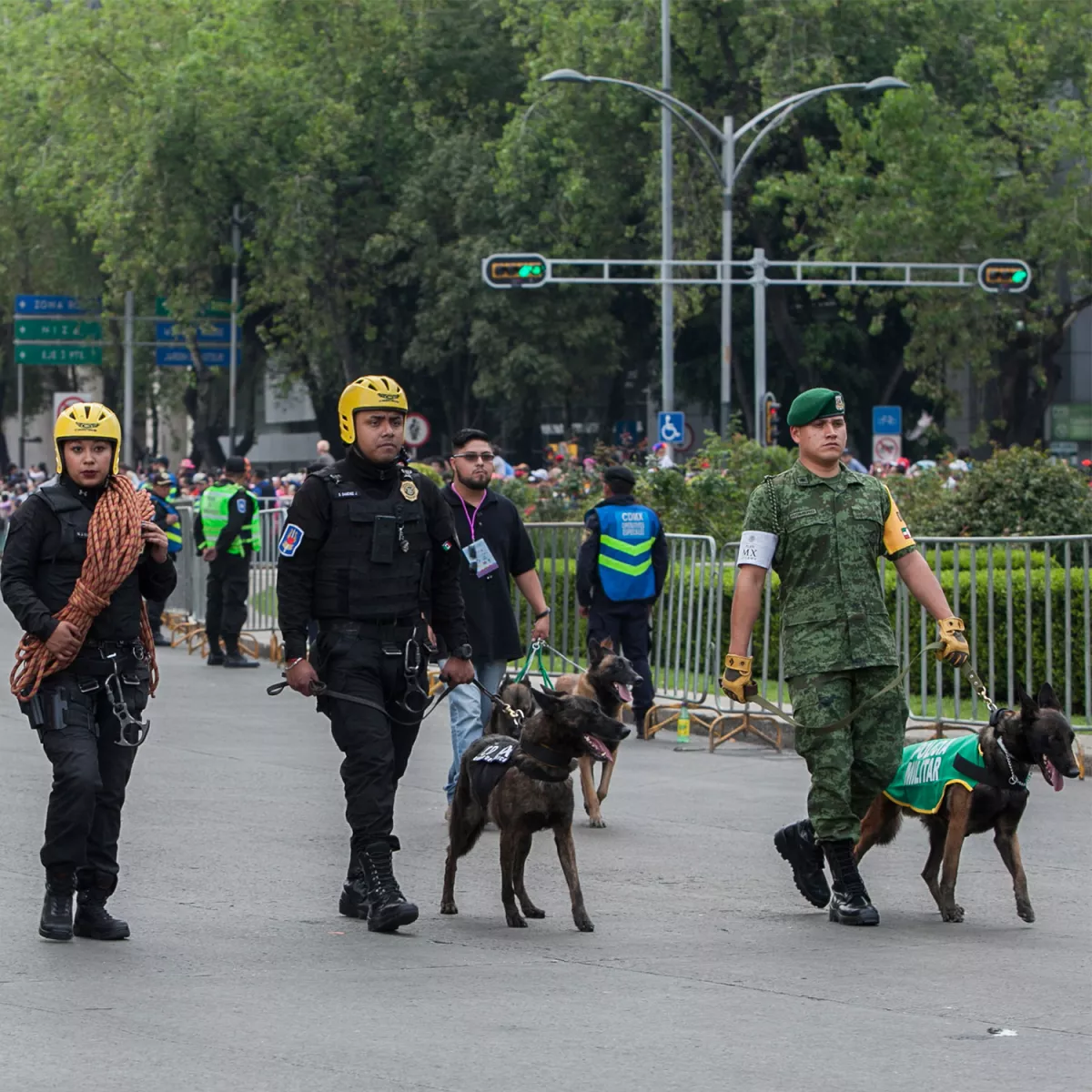 El desfile inició con los héroes que apoyaron a las víctimas de los sismos. 