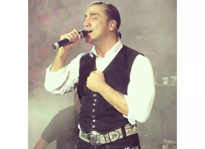 Usando la letra de la nueva canción de su novio, Alejandro Fernández, y Christina Aguilera, la tapatía envió unos muy amorosos mensajes que confirman que su relación está mejor que nunca.