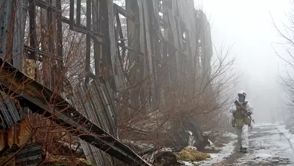 Un miembro de las fuerzas armada de Ucrania camina en posiciones de combate cerca de la línea de separación de las fuerzas rebeldes apoyadas por Rusia. 