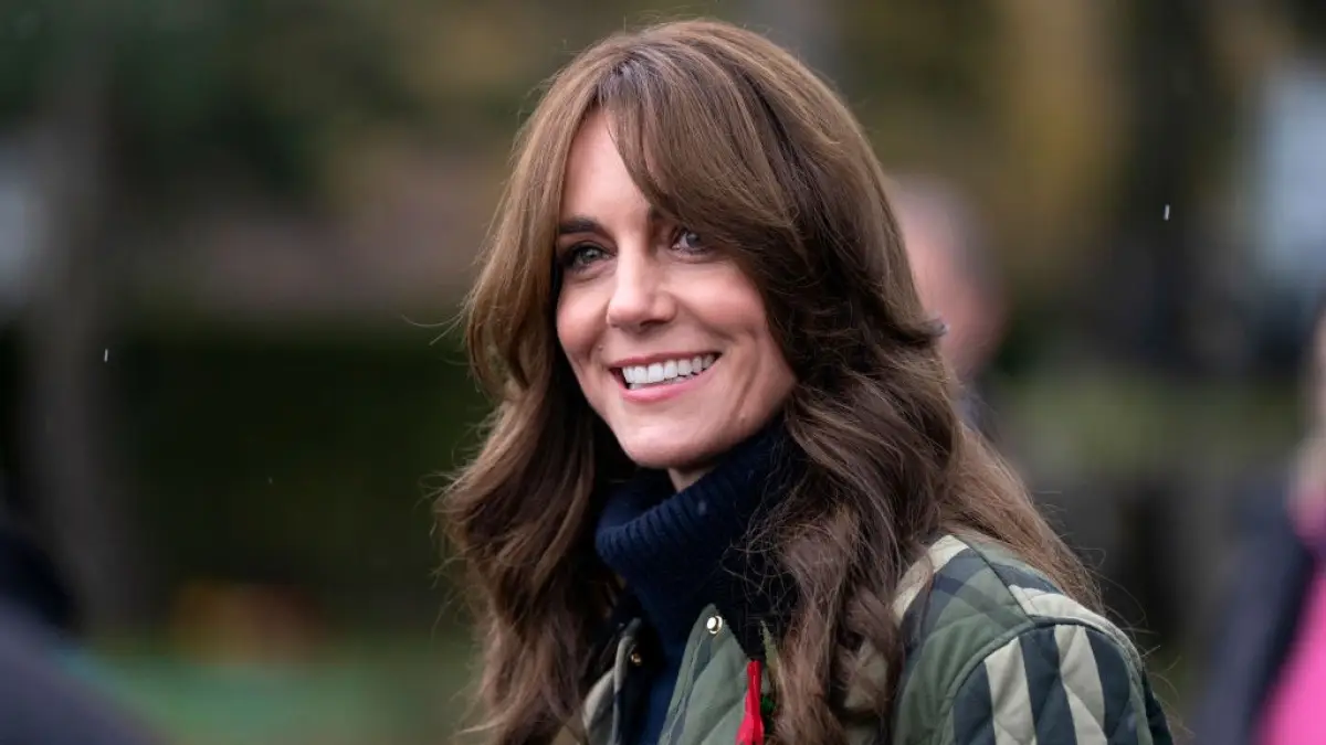 La princesa de Gales, conocida como la duquesa de Rothesay cuando está en Escocia, se reúne con los agricultores en Brodieshill Farm, Moray, Escocia, para aprender sobre los esfuerzos que se están haciendo para apoyar mejor la salud mental y el bienestar de los jóvenes, en Moray, Escocia.
