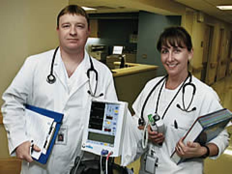 Kevin Lepper y Colleen Hardin, ex trabajadores del sector automotor, cursan hoy enfermería en el Hospital Henry Ford. (Foto: Especial)