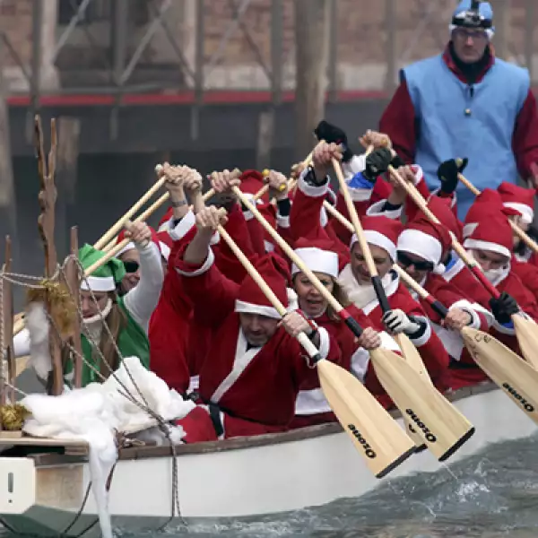 La influencia de Santa Clos en el mundo llegó a los canales de Venecia, Italia, donde las personas se disfrazaron como sus ayudantes.
