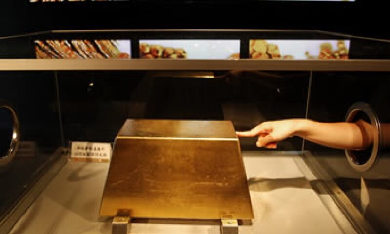 inversores vendían sus posiciones para cubrir sus pérdidas en otros mercados. El oro al contado cayó por debajo de su promedio móvil de 100 días por primera vez desde febrero. (Foto: Reuters)