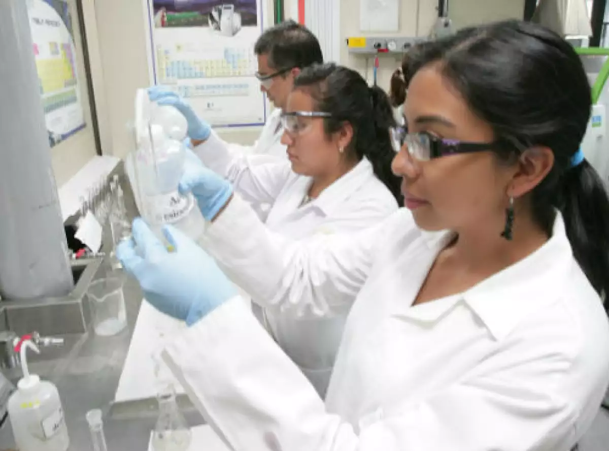 Investigadores mexicanos en laboratorio financiado por Conacyt