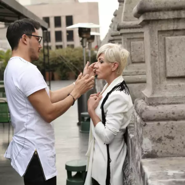 El equipo de la cantante estaba al pendiente para dejarla aún más hermosa.