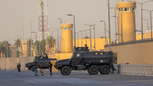 Fuerzas de contraterrotismo iraquíes hacen guardia fuera de la embajada de Estados Unidos en Bagdad. 