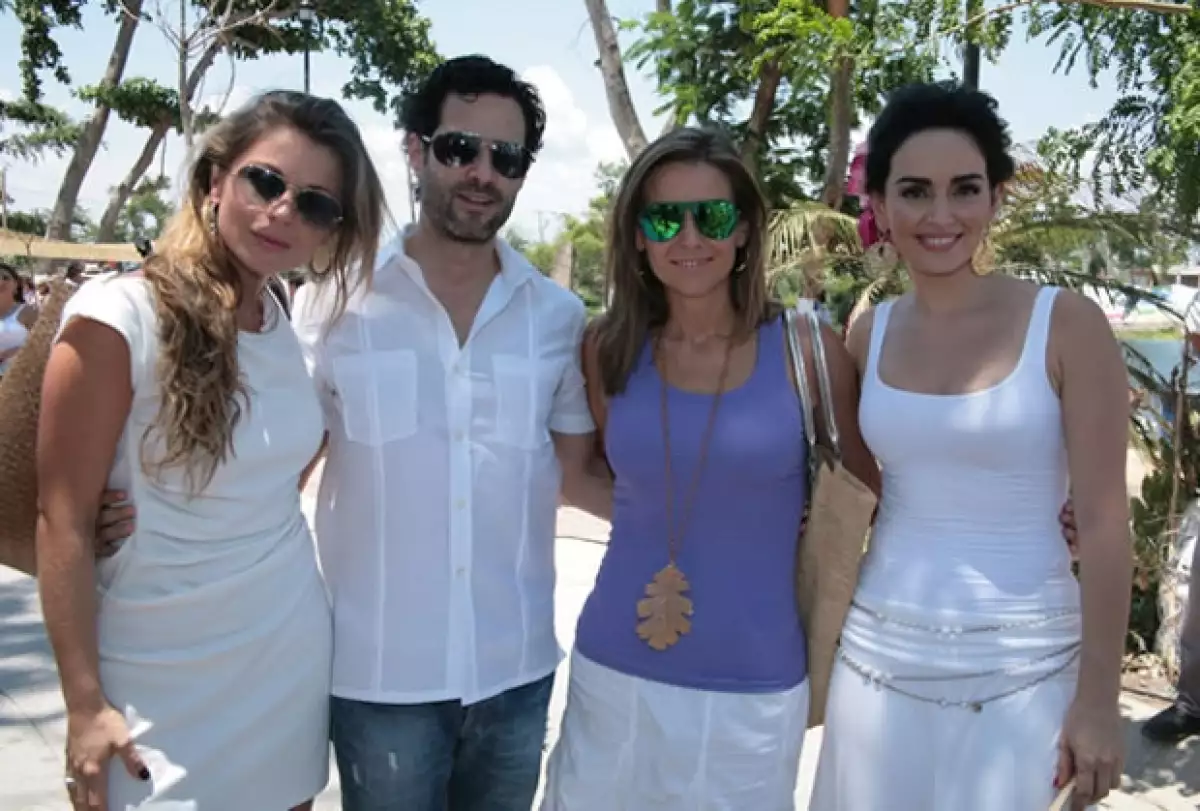 Ludwika Paleta, Emiliano Salinas, Dominika y Ana de la Reguera.