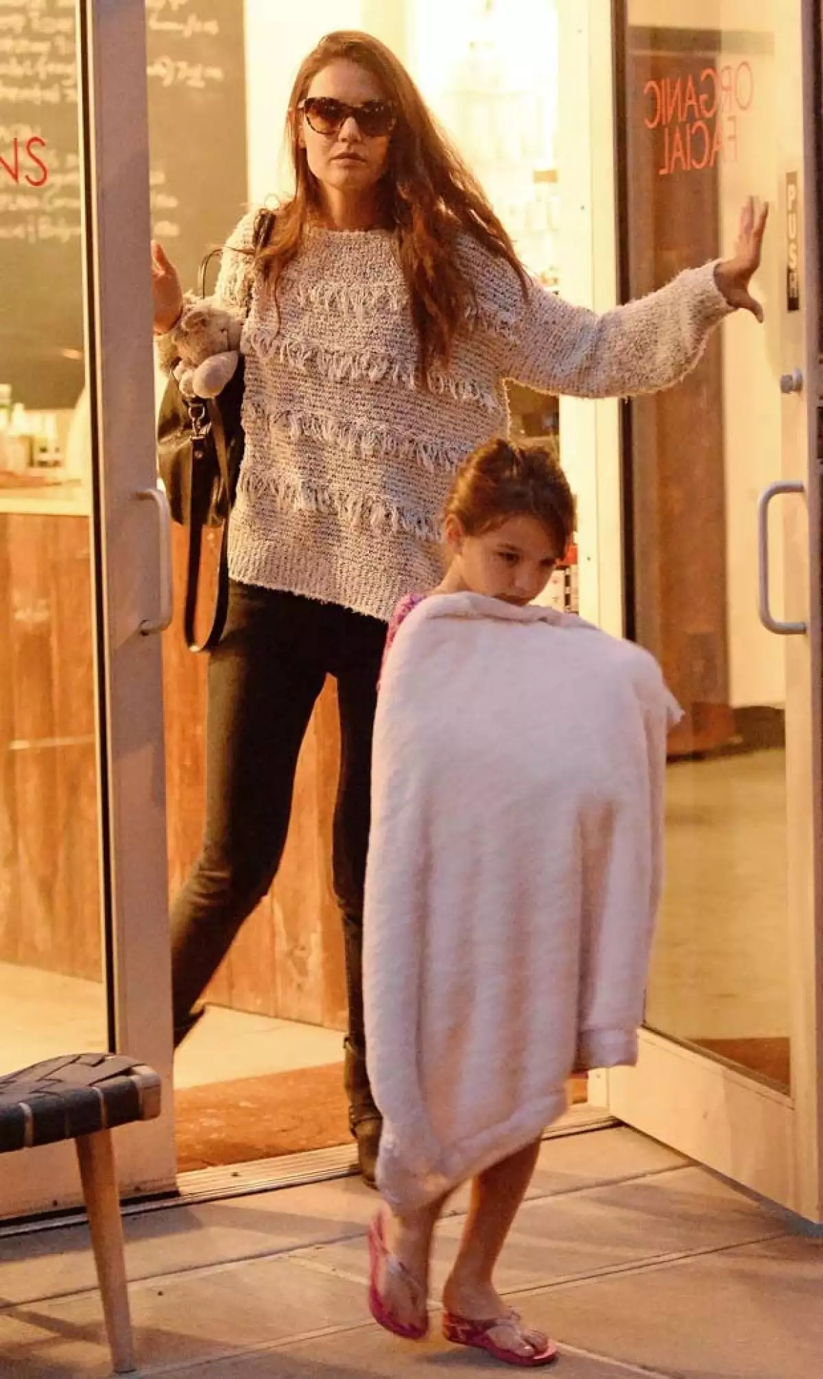 La actriz llevó a su hija de siete años al iPlaza Nail Salon en Nueva York donde la hija de Tom Cruise socializó con otra pequeña mientras le realizaban pedicure y hasta descansó un momento.