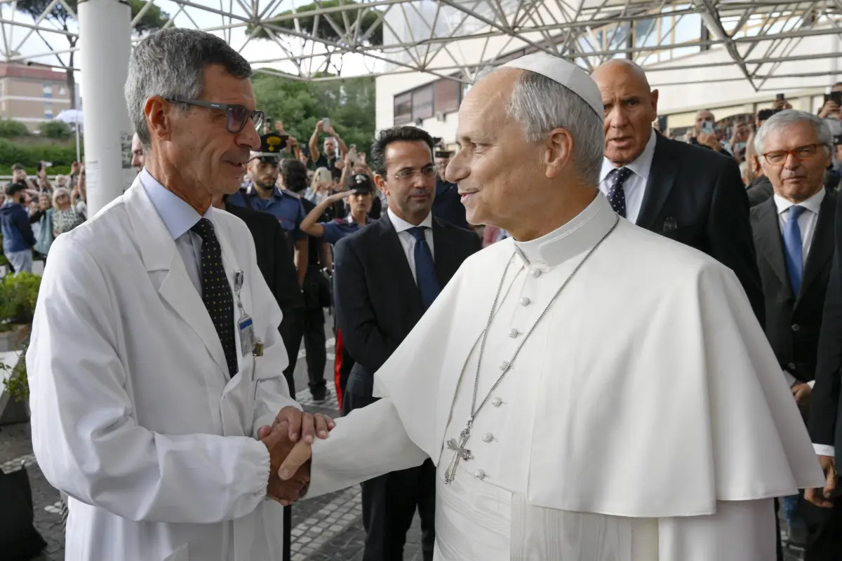 El papa León XIV estrecha la mano de su cirujano Stefano Margaritora al salir del hospital Gemelli de Roma, tras una operación para extirparle un tumor canceroso del pulmón derecho.