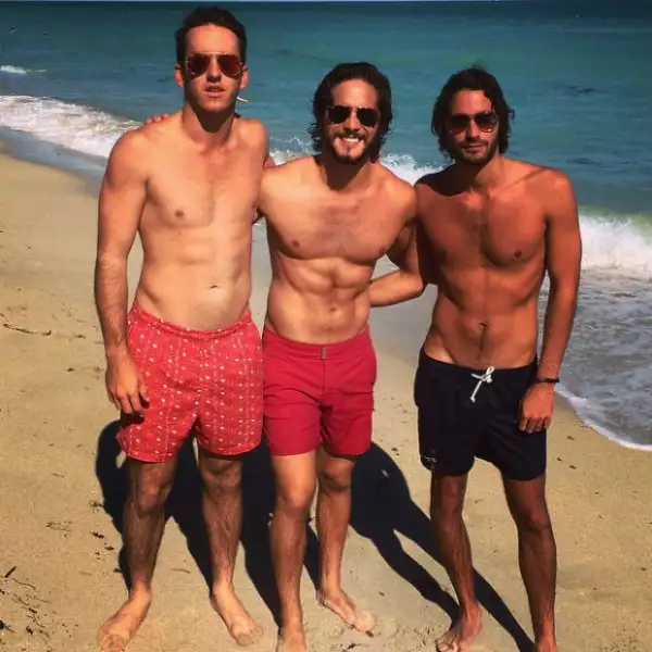Galanura al triple. Diego Boneta con dos amigos en Miami.