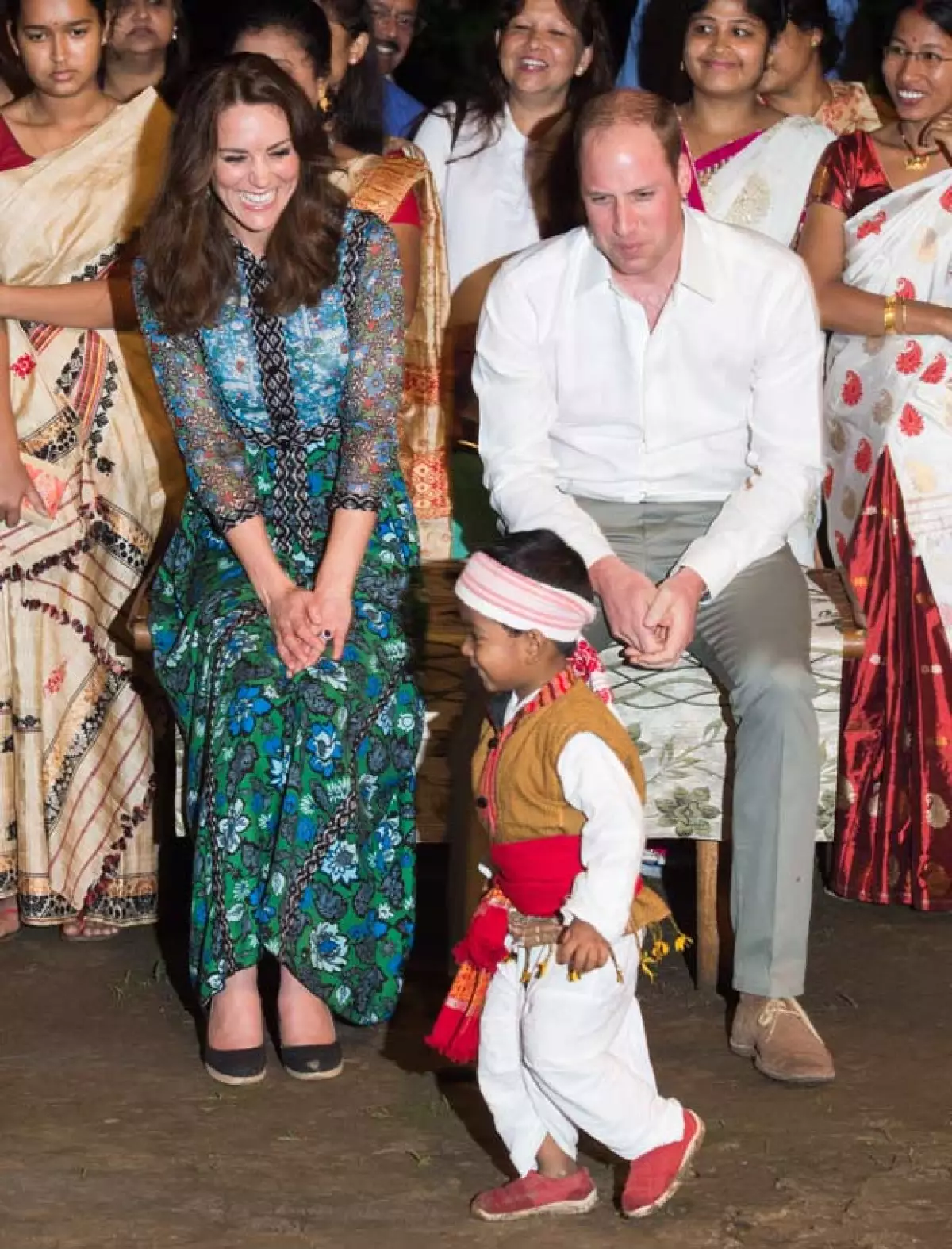 Los duques de Cambridge se conmovieron ante un niño hindú que bailó ante ellos en un festival, e incluso se acercaron con él para conocerlo.