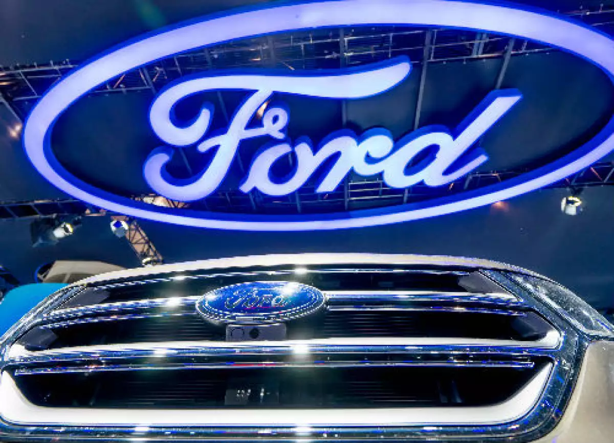 Ford logo y auto