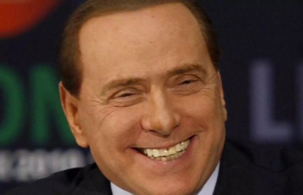 Después de afirmar que hay sucesora de Verónica Lario, la ex esposa del Primer Ministro Italiano, Silvio Berlusconi dijo que no revelaría su identidad todavía. Los medios italianos lo tomaron como un