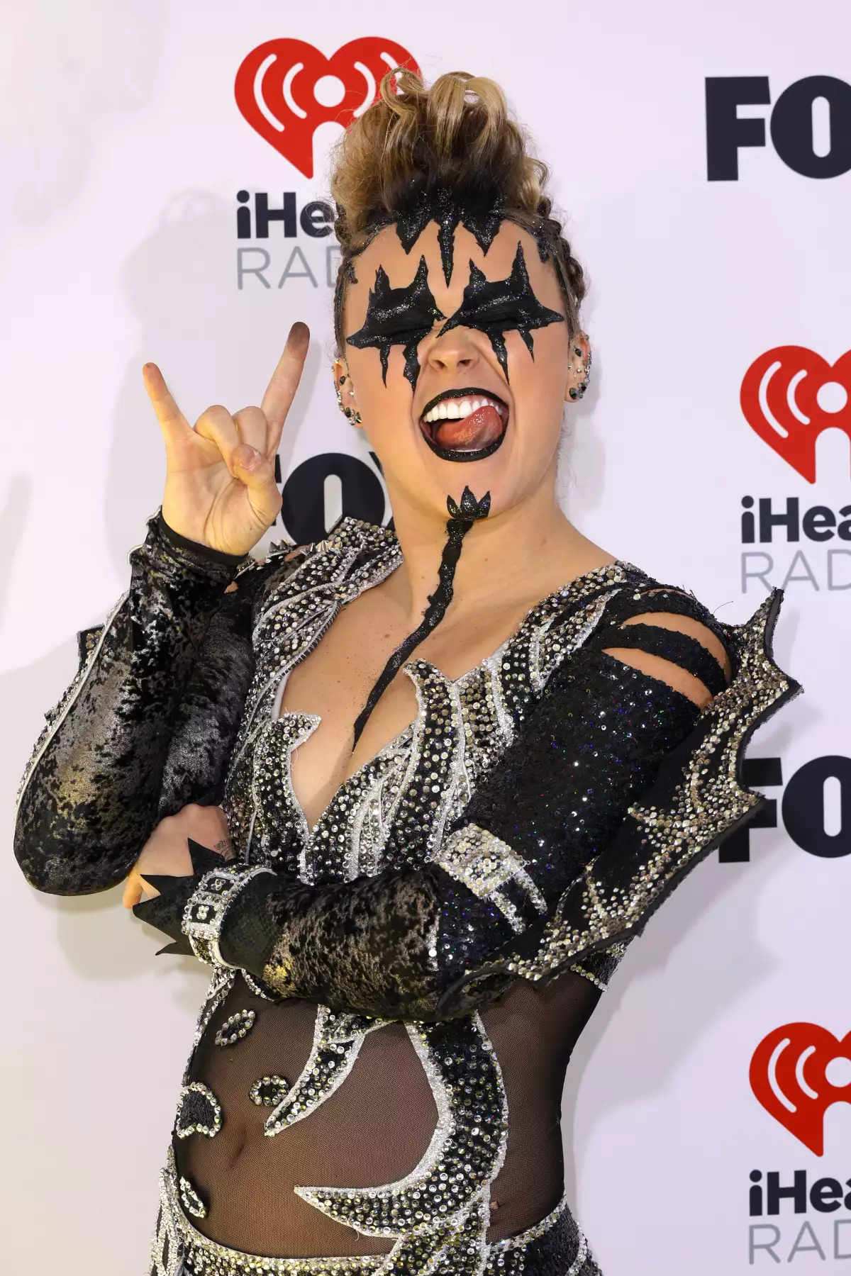 Jojo Siwa aborda las criticas de su era adulta con su look más dark