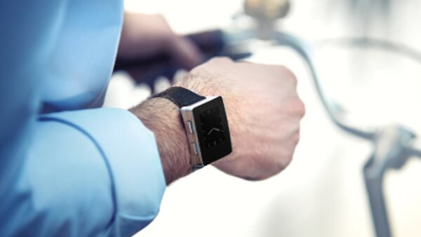 Este reloj mide constantemente el ritmo cardiaco, funciona como podómetro y está disponible con correa de piel en color negro o café.