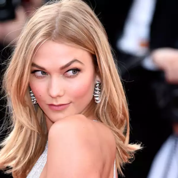 Karlie Kloss optó por un look muy natural y muy en tendencia. Llevó el pelo suelto, blush rosa claro y labios nude. Para acentuar sus ojos, aplicó porco delineador y rímel.