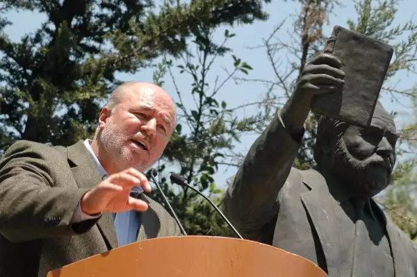 MÉXICO D.F., 13JUNIO2009.- Manuel Clouthier Carrillo, candidato por el PAN a diputado por Sinaloa durante su discurso en el homenaje al pólitico panista Manuel Clouthier "El Maquio" sobre la avenida de los Insurgentes Sur.
FOTO: RODOLFO ANGULO/CUARTOSCURO.COM