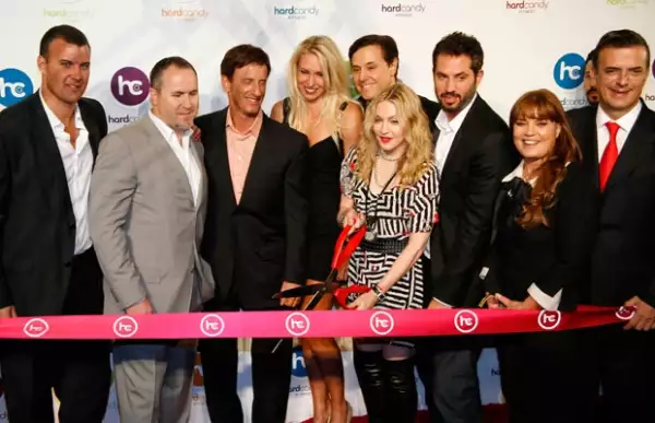 Aquí durante el corte de listón.