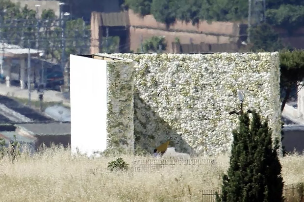 Esta es la pared de flores frente a la que Kim y Kanye se dieron el sí.