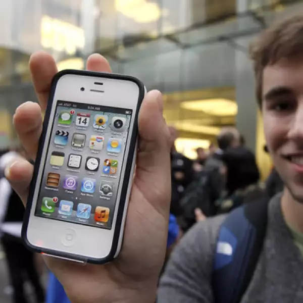 El equipo está disponible en los colores blanco y negro, y tiene una capacidad de disco duro desde 16GB.