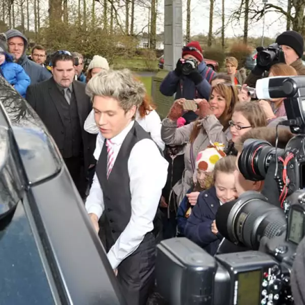 Hemos sabido de otros casos en que los paparazzi son muy molestos, sin embargo, Nail pareció no tener ningún problema con las cámaras, haciendo notar su buen humor y tranquilidad.