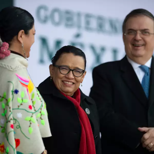 Ebrard y otros