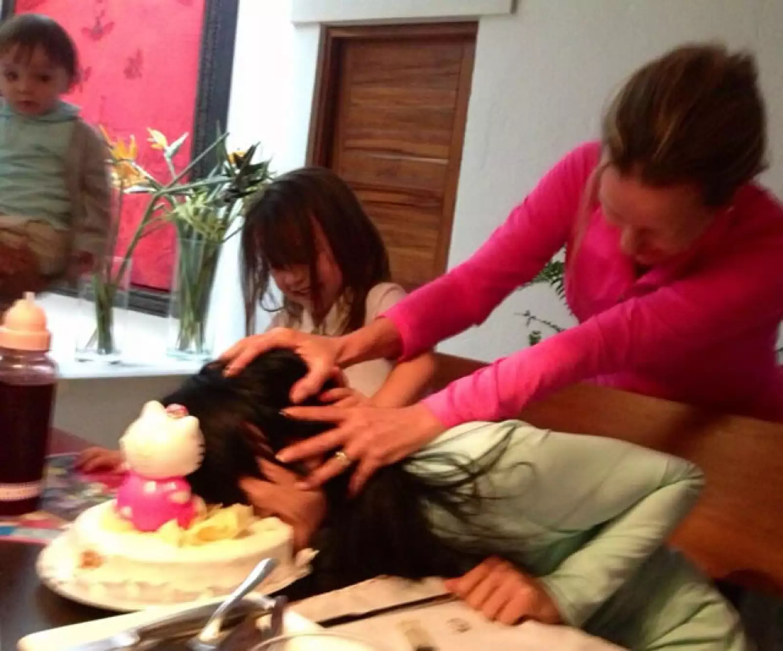 Hace una semana Inés tuiteó que su mamá estaba ensayando para la mordida de su pastel, lo que no contaron fue el "trauma" que le ocasionó a sus nietos al ver a su mamá embarrada.