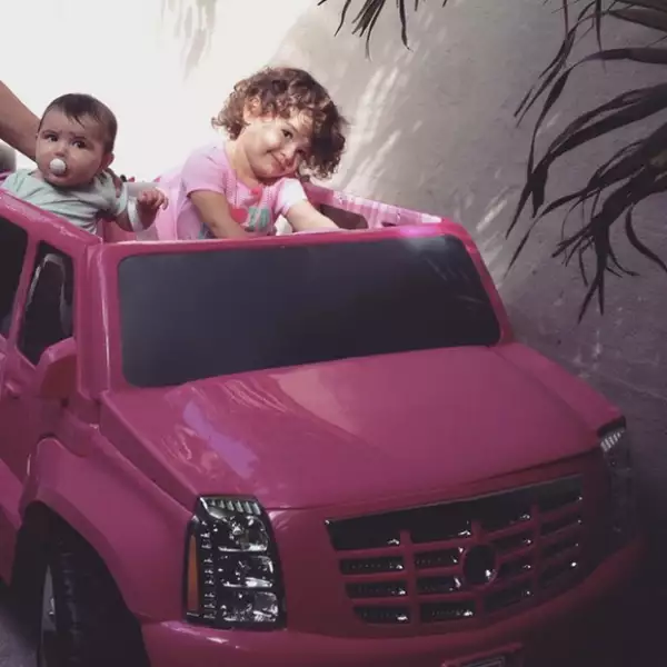 Un carrito rosa fue uno de los regalos que Erin recibió, además de una mini baterìa para tocar música.