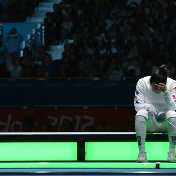 Competidora de esgrima de Corea llora