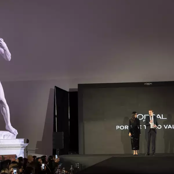 imagen  donde aparece “El David” de Miguel Ángel como testigo inerte de la espectacular pasarela organizada por L’Oréal Paris México en el Museo Soumaya. 